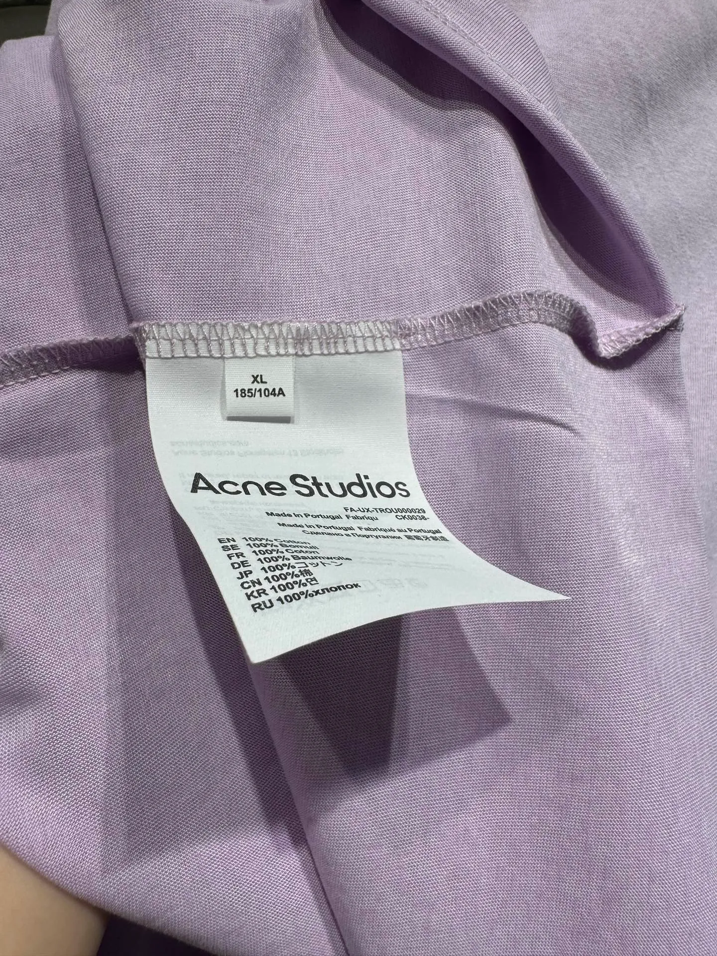 The highest version of Acne Studios long-sleeved Series distressed, dirty and mud-dyed long-sleeved T-shirts. The long-sleeved T-shirts with stir-fried colors and distressed edges are not picky. The snowflake cotton fabric feels soft and smooth and is not easy to wash. The fabric has been processed so it is sturdier than the quality ones in the counter. It can be used as sun protection clothing in summer. The same fabric as the original one is relatively thin. The feel and count are in place. The fried yellowing effect is cool. The printing effect is also in place. Details are online for comparison. 1 color four sizes #long sleeve t-shirt # #acne Color: White, Black, Light Blue, Light Pink, Purple Size: S M LXL